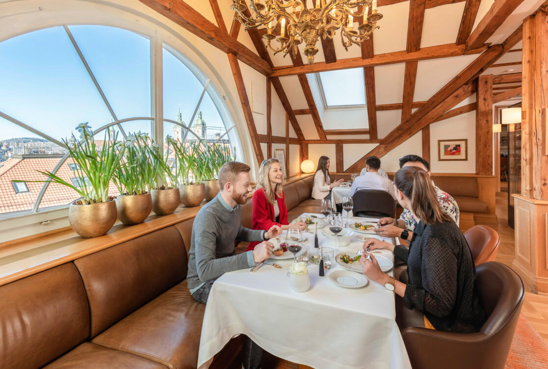 Gruppenbild von Person beim essen.