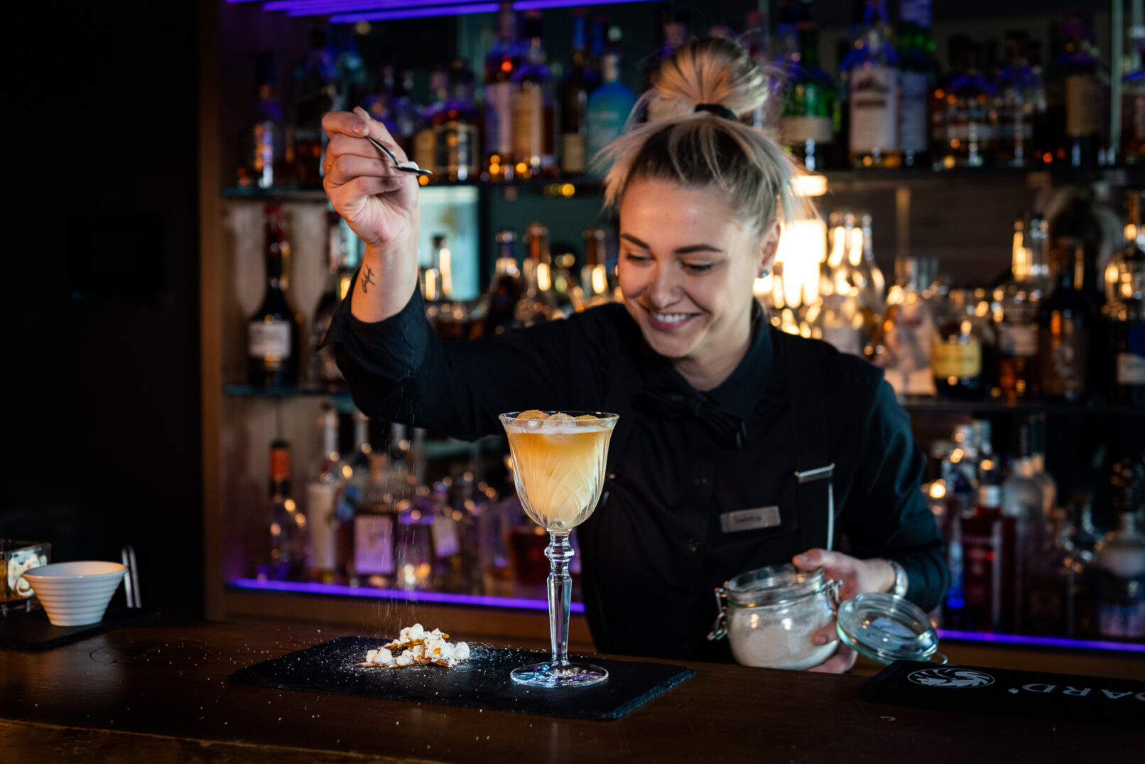 Frau beim Zubereiten eines Drinks.