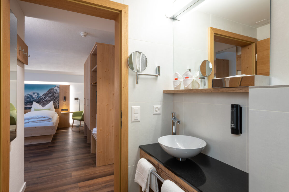 Badezimmer und Zimmer vom Berghotel Randolins in St.Moritz.