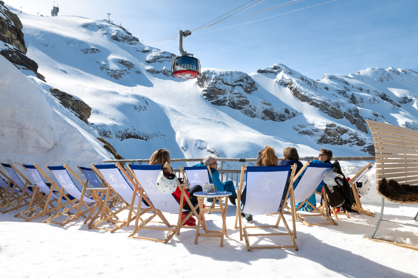 Personen geniessen die Sonne mit schöner Aussicht bei denTitlis Bergbahnen.