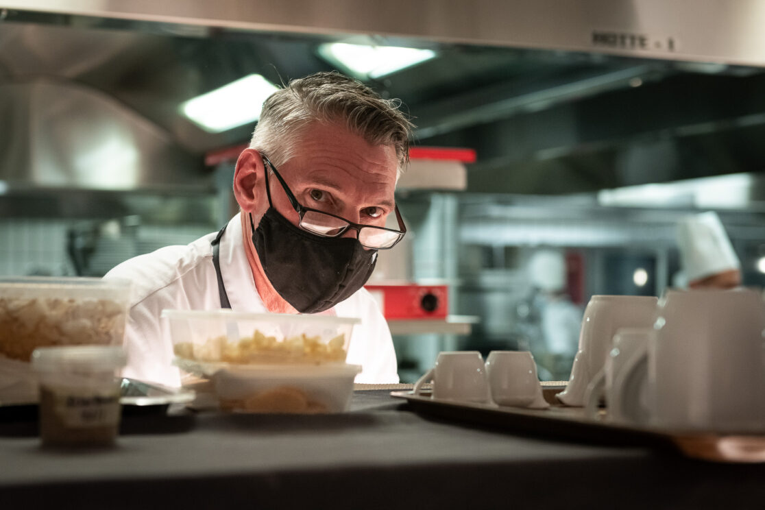 Küchenchef bei der Arbeit.